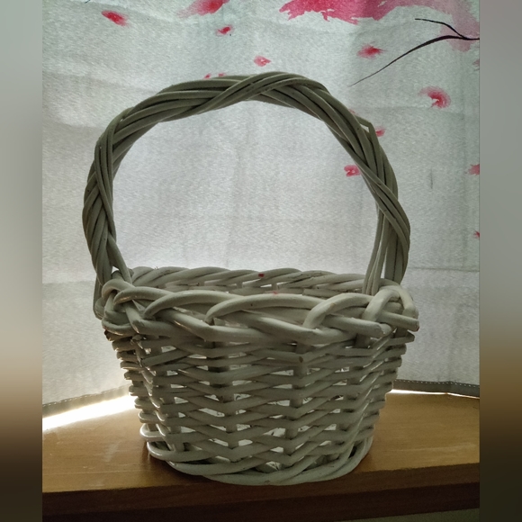White basket - Picture 5 of 5